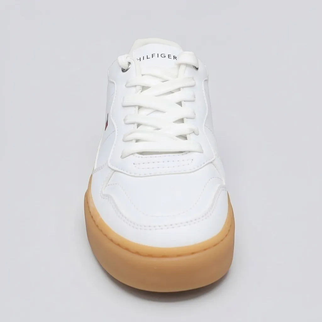 Tommy Tenis Moderno Blanco Banderita Tommy Azul Lateral Suela Café | Photo Studio AI | 3