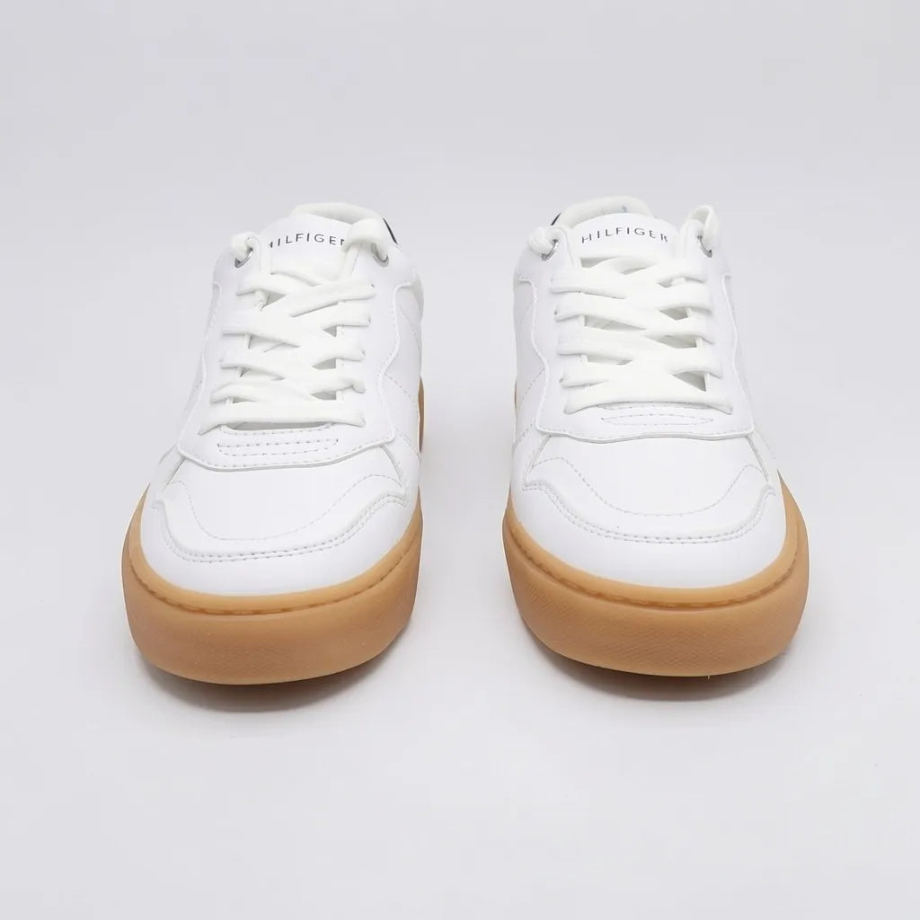 Tommy Tenis Moderno Blanco Banderita Tommy Azul Lateral Suela Café | Photo Studio AI | 5