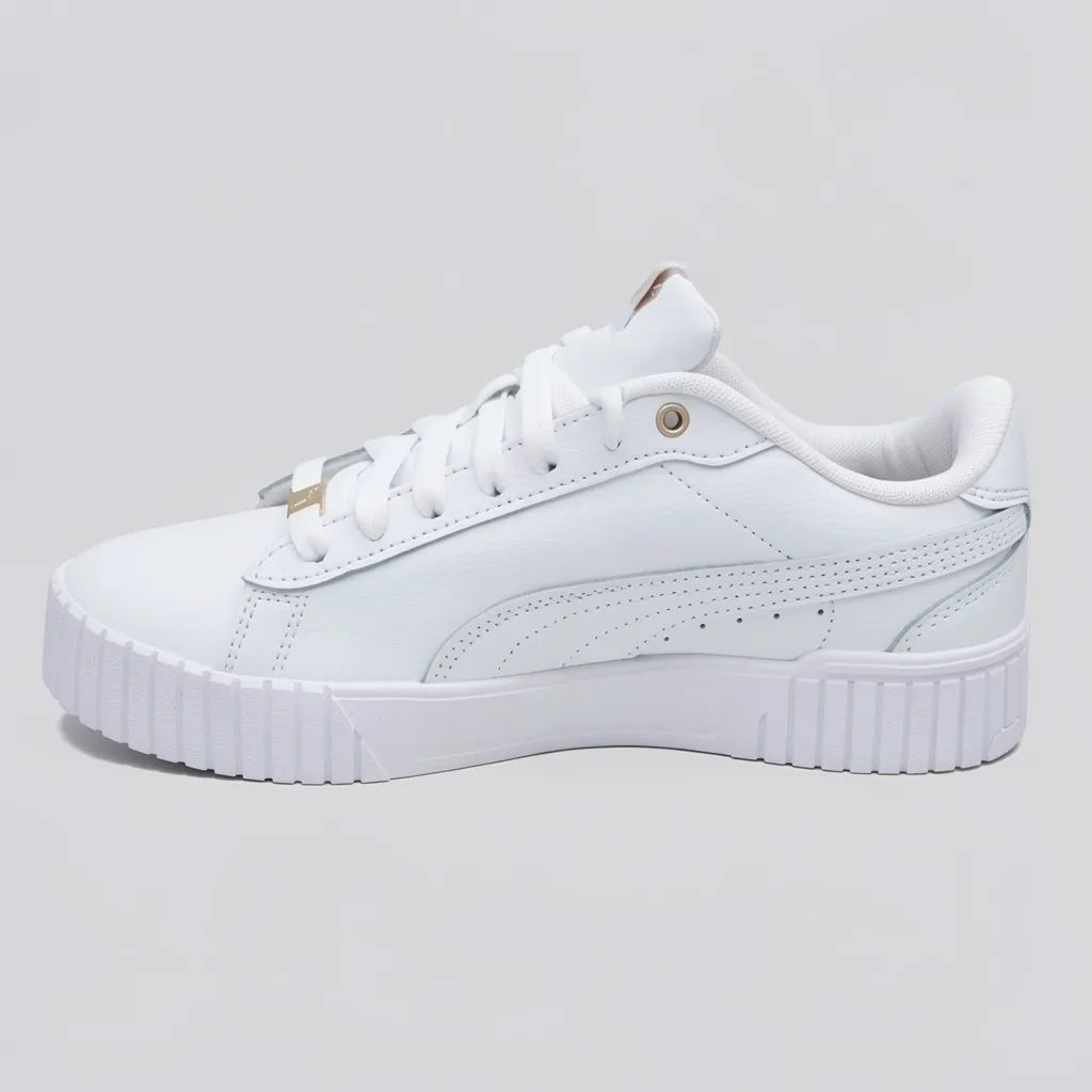 Puma Tenis Moderno Blanco Placa Dorado Lateral y Cintas Suela Blanca | Photo Studio AI | 1