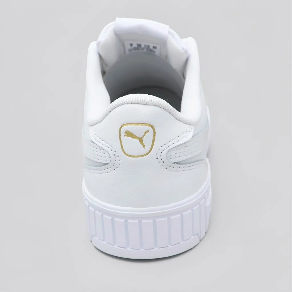 Puma Tenis Moderno Blanco Placa Dorado Lateral y Cintas Suela Blanca | Photo Studio AI | 3