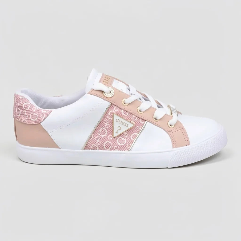 Guess Tenis Moderno Blanco Estampado G Palo Rosa Lateral y Talón Suela Blanca | Photo Studio AI | 1