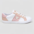 Guess Tenis Moderno Blanco Estampado G Palo Rosa Lateral y Talón Suela Blanca | Photo Studio AI | 1