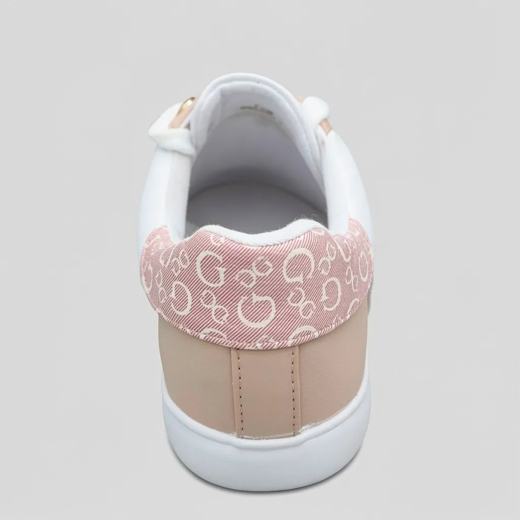 Guess Tenis Moderno Blanco Estampado G Palo Rosa Lateral y Talón Suela Blanca | Photo Studio AI | 2
