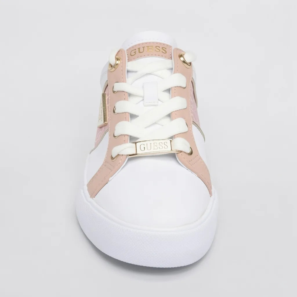 Guess Tenis Moderno Blanco Estampado G Palo Rosa Lateral y Talón Suela Blanca | Photo Studio AI | 3