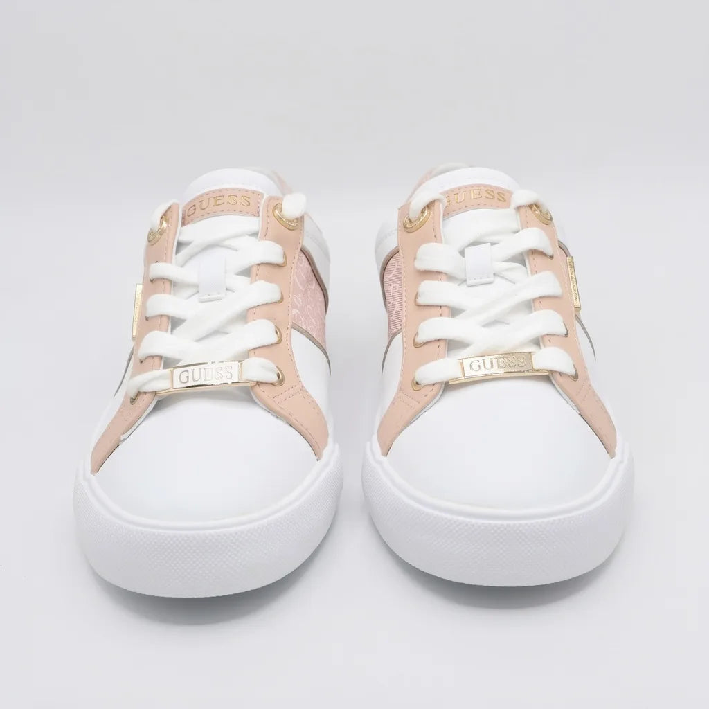 Guess Tenis Moderno Blanco Estampado G Palo Rosa Lateral y Talón Suela Blanca | Photo Studio AI | 4