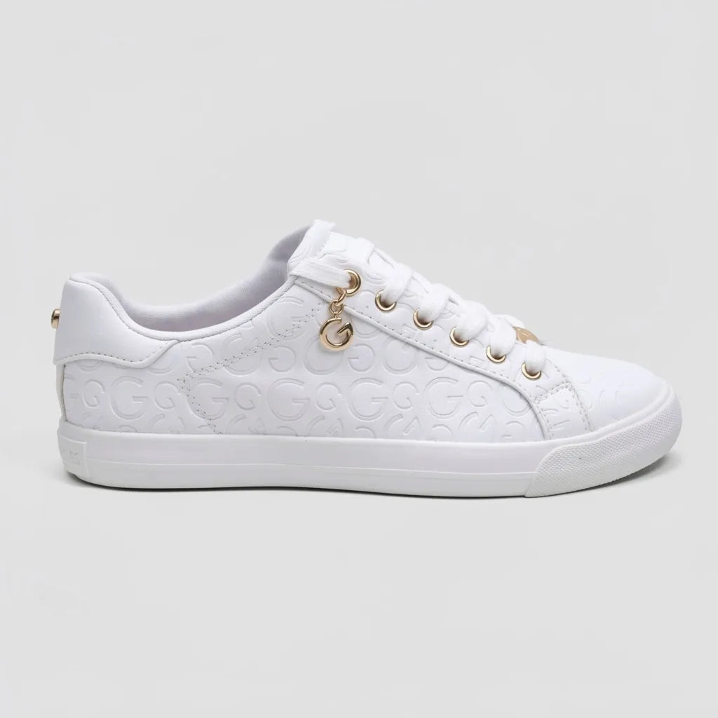 GBG Tenis Minimal Blanco Textura Guess Dorado Todo Suela Blanca | Photo Studio AI | 1