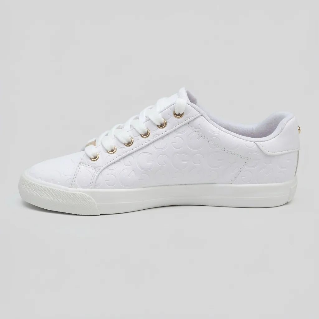 GBG Tenis Minimal Blanco Textura Guess Dorado Todo Suela Blanca | Photo Studio AI | 2