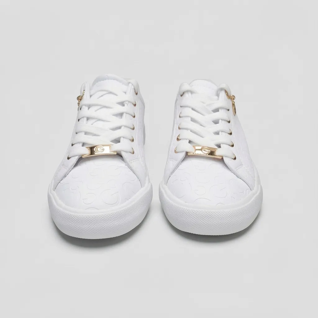 GBG Tenis Minimal Blanco Textura Guess Dorado Todo Suela Blanca | Photo Studio AI | 5