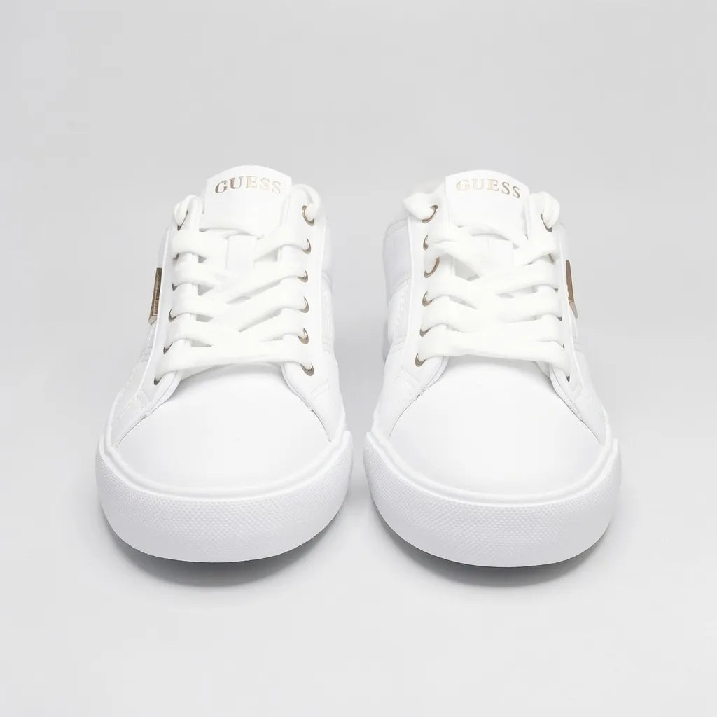Guess Tenis Minimal Blanco Cosido Dorado Lateral Suela Blanca | Photo Studio AI | 1