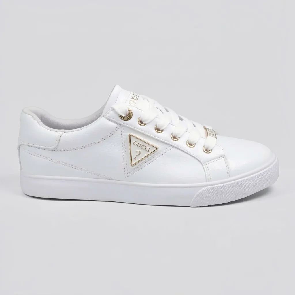 Guess Tenis Minimal Blanco Triángulo Guess Dorado Lateral Suela Blanca | Photo Studio AI | 1