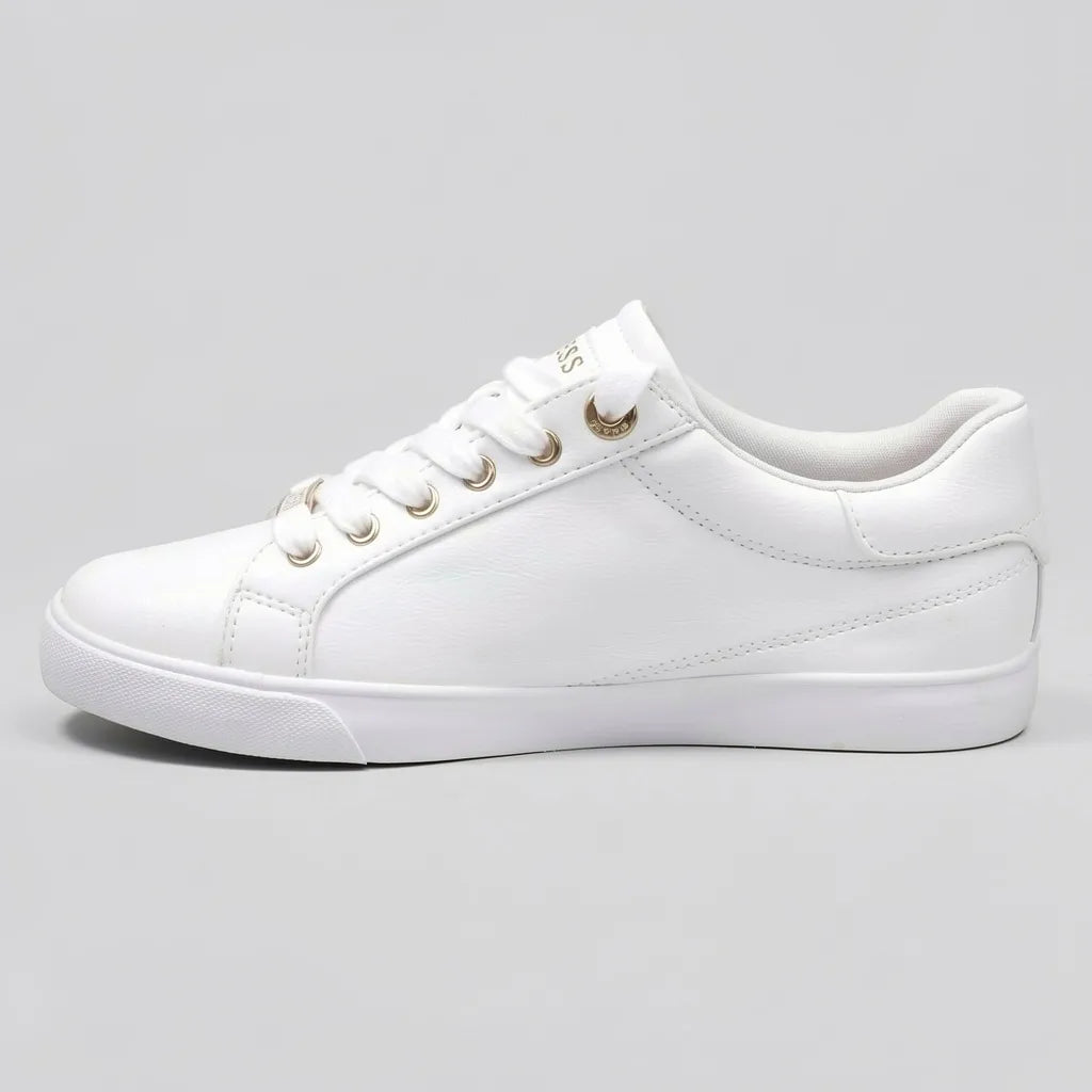 Guess Tenis Minimal Blanco Triángulo Guess Dorado Lateral Suela Blanca | Photo Studio AI | 2