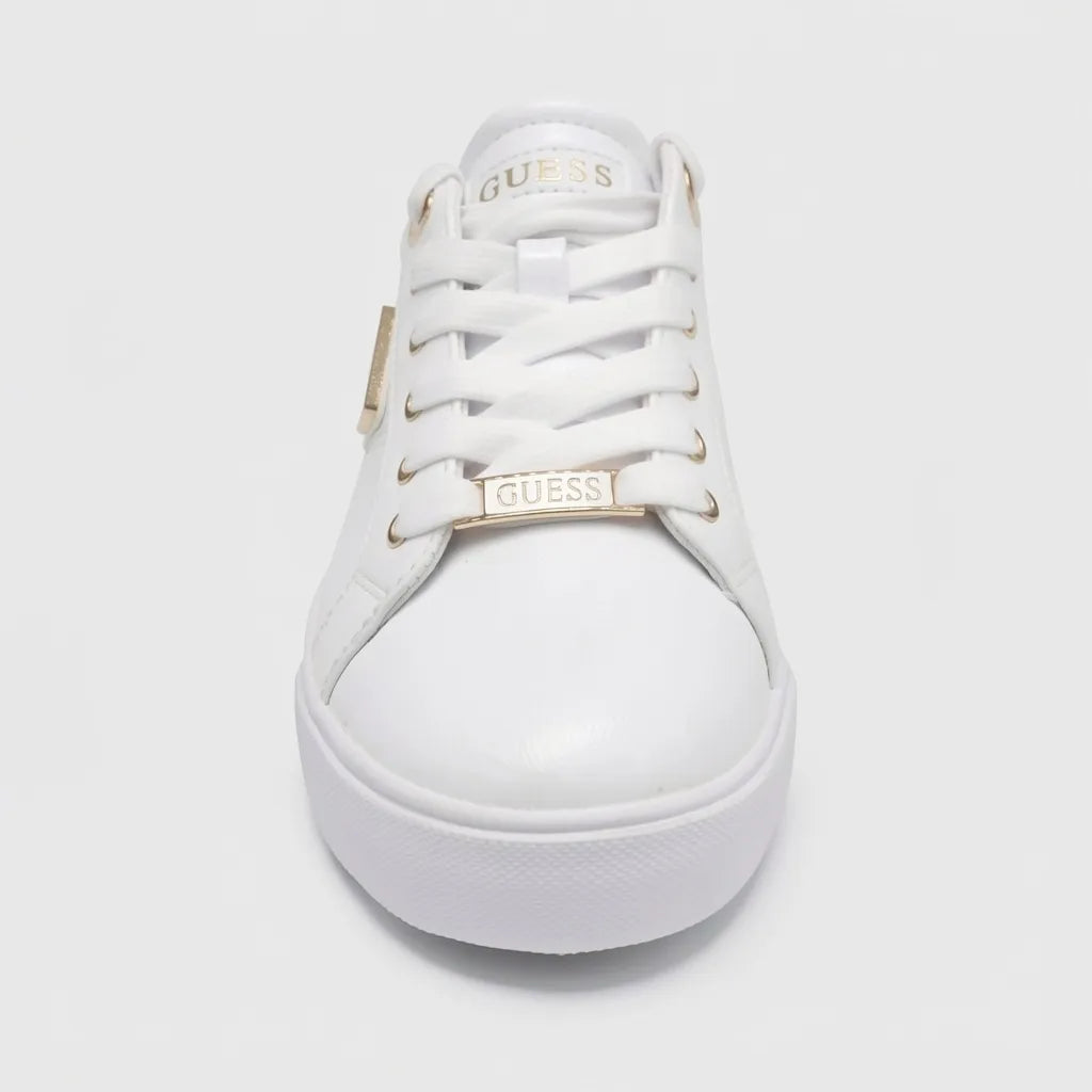 Guess Tenis Minimal Blanco Triángulo Guess Dorado Lateral Suela Blanca | Photo Studio AI | 3
