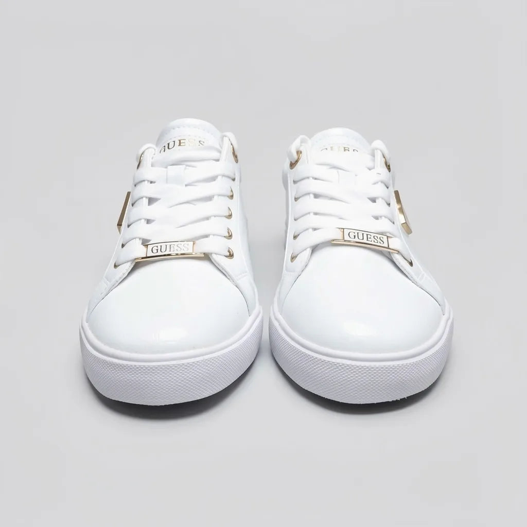 Guess Tenis Minimal Blanco Triángulo Guess Dorado Lateral Suela Blanca | Photo Studio AI | 5