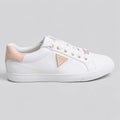 Guess Tenis Moderno Blanco Triángulo Guess Rosado Lateral Suela Blanca | Photo Studio AI | 1
