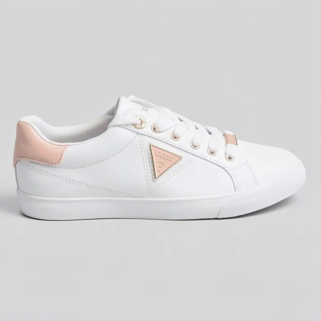 Guess Tenis Moderno Blanco Triángulo Guess Rosado Lateral Suela Blanca | Photo Studio AI | 1