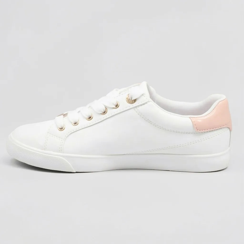 Guess Tenis Moderno Blanco Triángulo Guess Rosado Lateral Suela Blanca | Photo Studio AI | 2