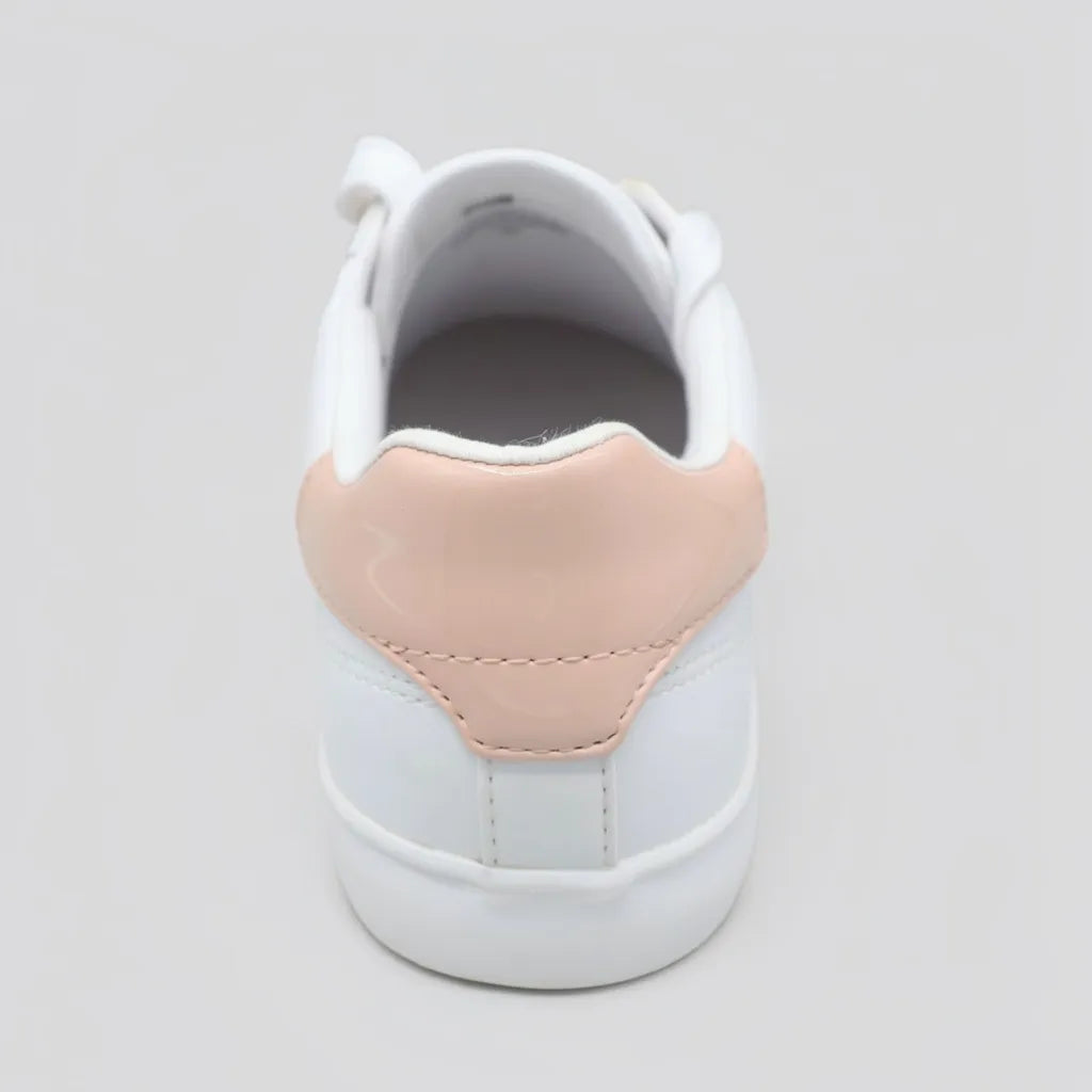 Guess Tenis Moderno Blanco Triángulo Guess Rosado Lateral Suela Blanca | Photo Studio AI | 3