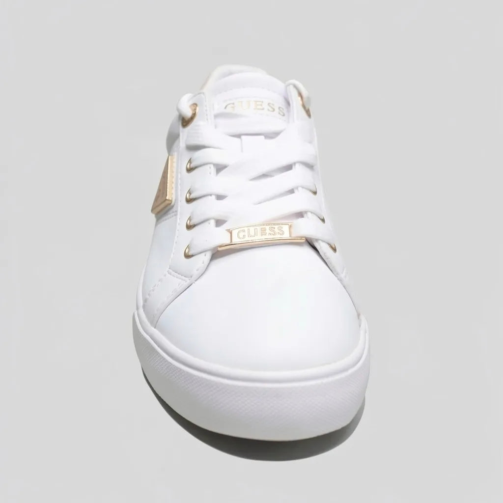 Guess Tenis Moderno Blanco Triángulo Guess Rosado Lateral Suela Blanca | Photo Studio AI | 4