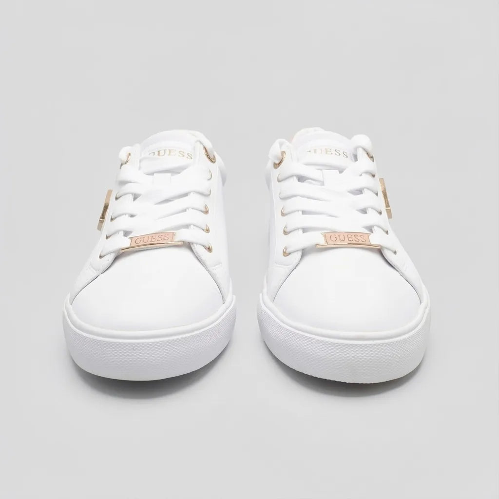 Guess Tenis Moderno Blanco Triángulo Guess Rosado Lateral Suela Blanca | Photo Studio AI | 5