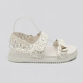 Guess Sandalia Tiras Blanco hueso Estampado G Café Claro Todo Suela Blanca | Photo Studio AI | 1