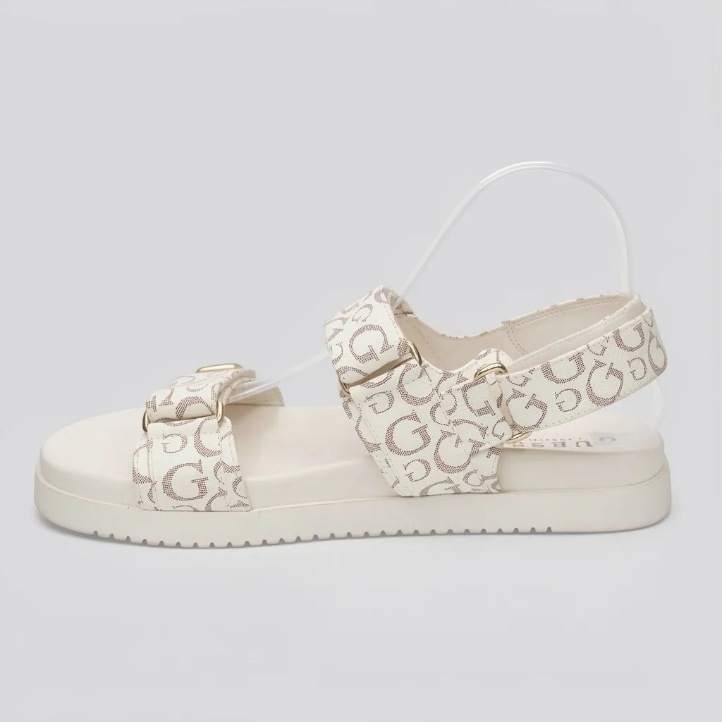 Guess Sandalia Tiras Blanco hueso Estampado G Café Claro Todo Suela Blanca | Photo Studio AI | 2