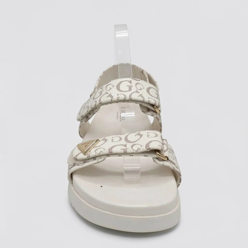 Guess Sandalia Tiras Blanco hueso Estampado G Café Claro Todo Suela Blanca | Photo Studio AI | 4