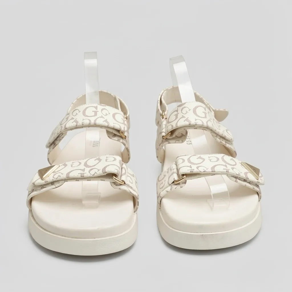 Guess Sandalia Tiras Blanco hueso Estampado G Café Claro Todo Suela Blanca | Photo Studio AI | 5