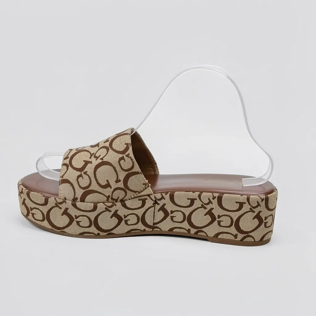 Guess Sandalia Slip On Café Bordado G Café Oscuro Todo Suela Café | Photo Studio AI | 1