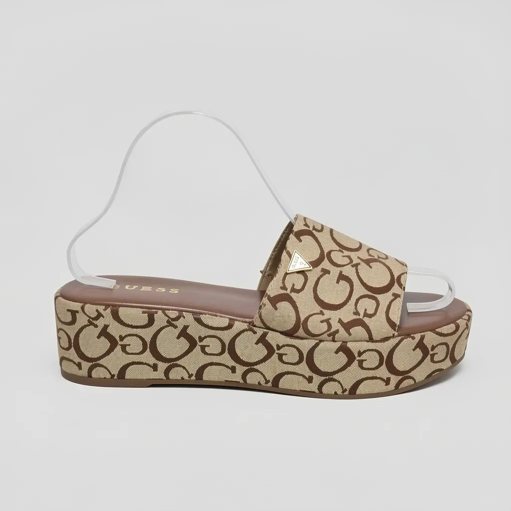 Guess Sandalia Slip On Café Bordado G Café Oscuro Todo Suela Café | Photo Studio AI | 2