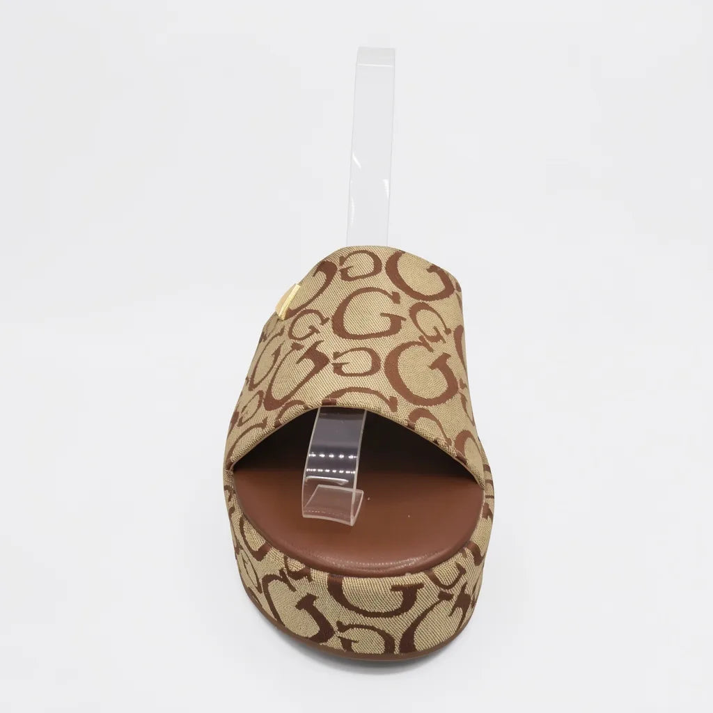 Guess Sandalia Slip On Café Bordado G Café Oscuro Todo Suela Café | Photo Studio AI | 4