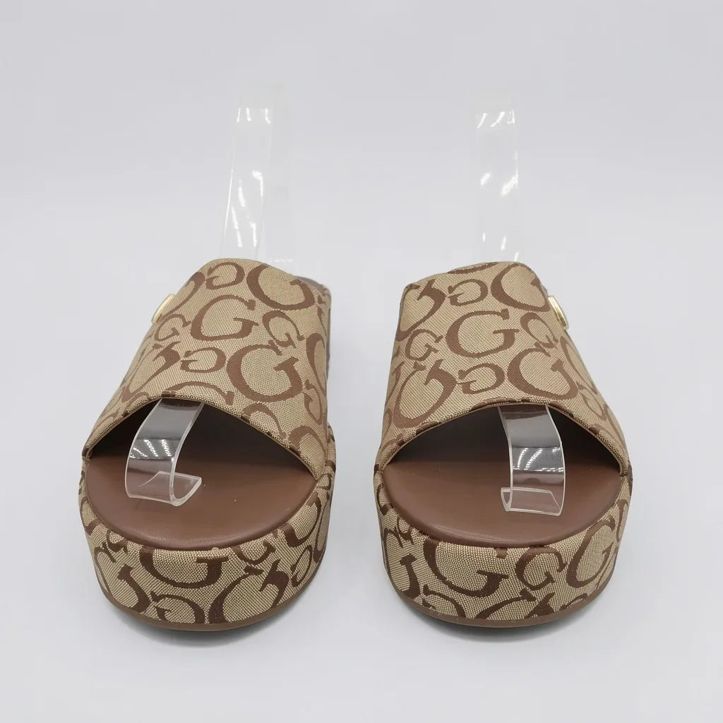 Guess Sandalia Slip On Café Bordado G Café Oscuro Todo Suela Café | Photo Studio AI | 5