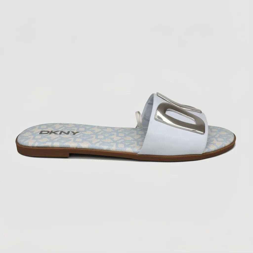 DKNY Sandalia Slip On Celeste Placa Plateado Empeine Suela Café | Photo Studio AI | 1