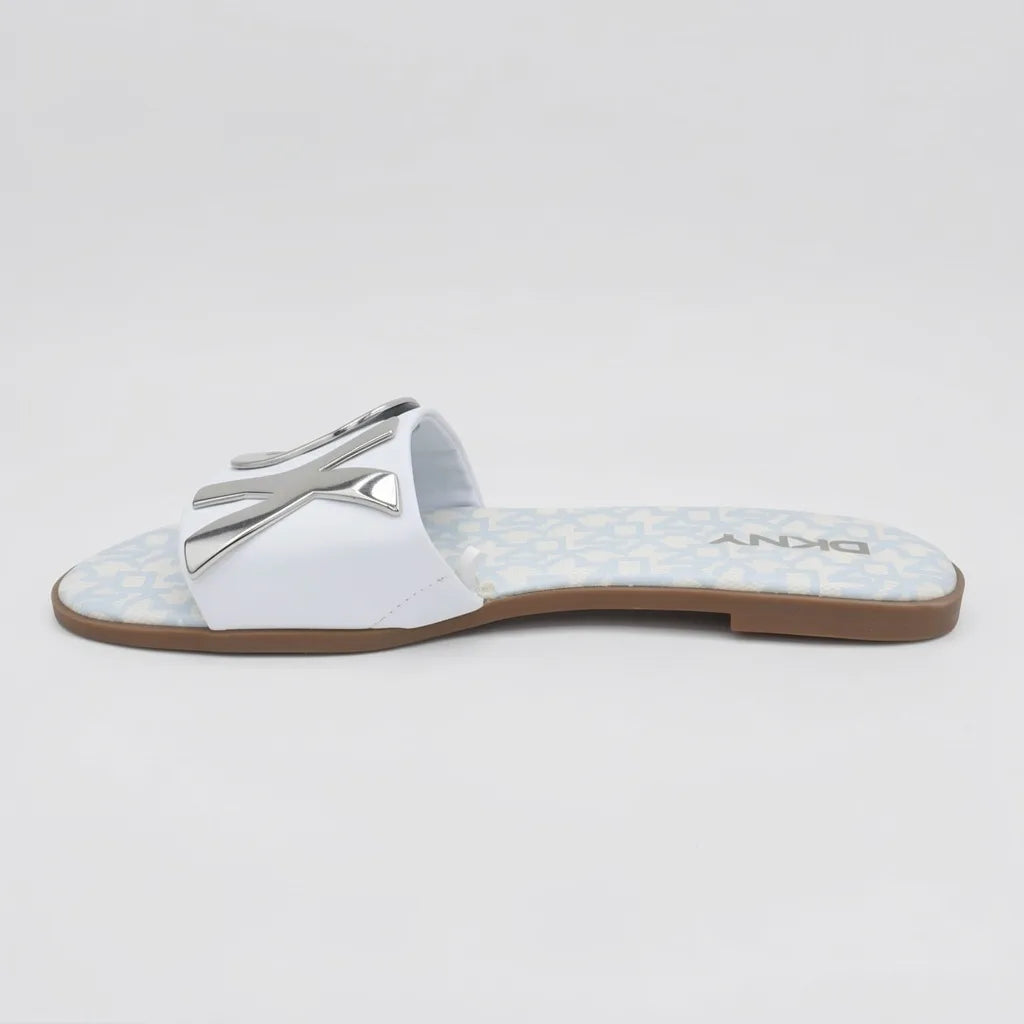 DKNY Sandalia Slip On Celeste Placa Plateado Empeine Suela Café | Photo Studio AI | 2