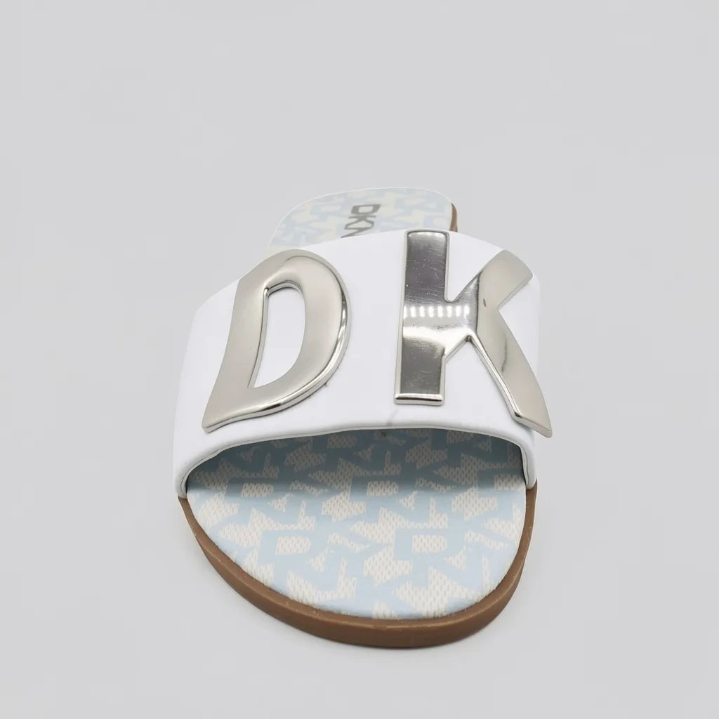DKNY Sandalia Slip On Celeste Placa Plateado Empeine Suela Café | Photo Studio AI | 3