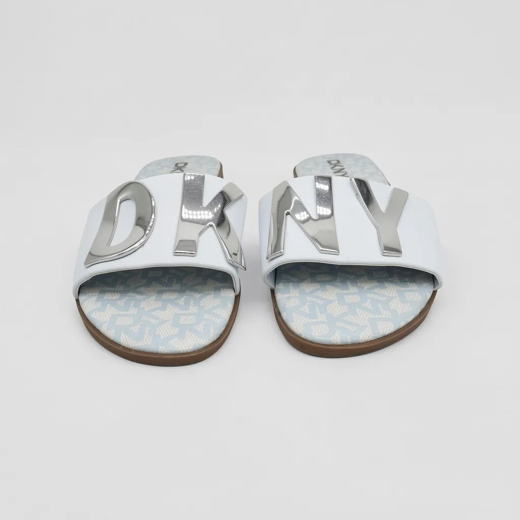 DKNY Sandalia Slip On Celeste Placa Plateado Empeine Suela Café | Photo Studio AI | 5