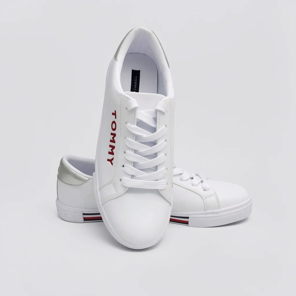 Tommy Tenis Minimal Blanco Bandera Rojo/ Azul/ Blanco Suela Suela Blanca | Photo Studio AI | 5