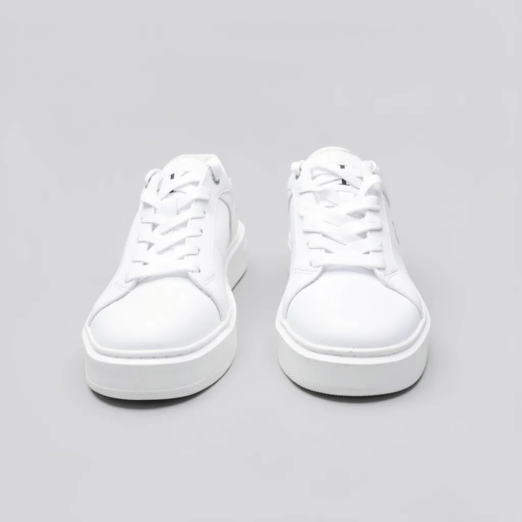 Calvin Klein Tenis Plataforma Blanco Diseño CK Negro Lengüeta y Lateral Suela Blanca | Photo Studio AI | 1