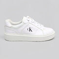 Calvin Klein Tenis Plataforma Blanco Diseño CK Negro Lengüeta y Lateral Suela Blanca | Photo Studio AI | 2