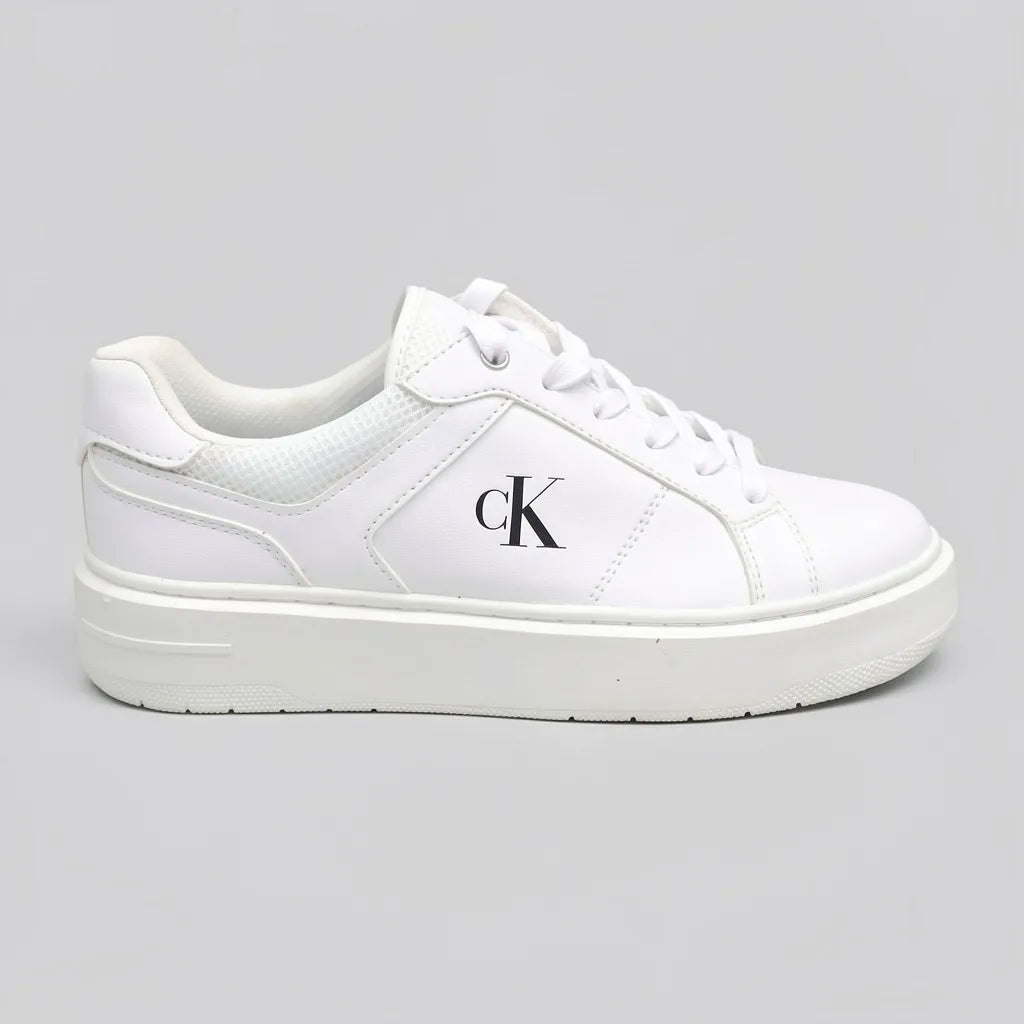Calvin Klein Tenis Plataforma Blanco Diseño CK Negro Lengüeta y Lateral Suela Blanca | Photo Studio AI | 2