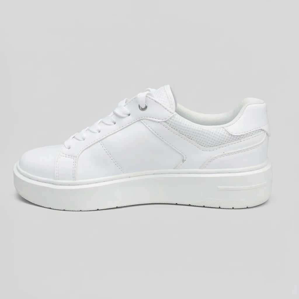 Calvin Klein Tenis Plataforma Blanco Diseño CK Negro Lengüeta y Lateral Suela Blanca | Photo Studio AI | 3