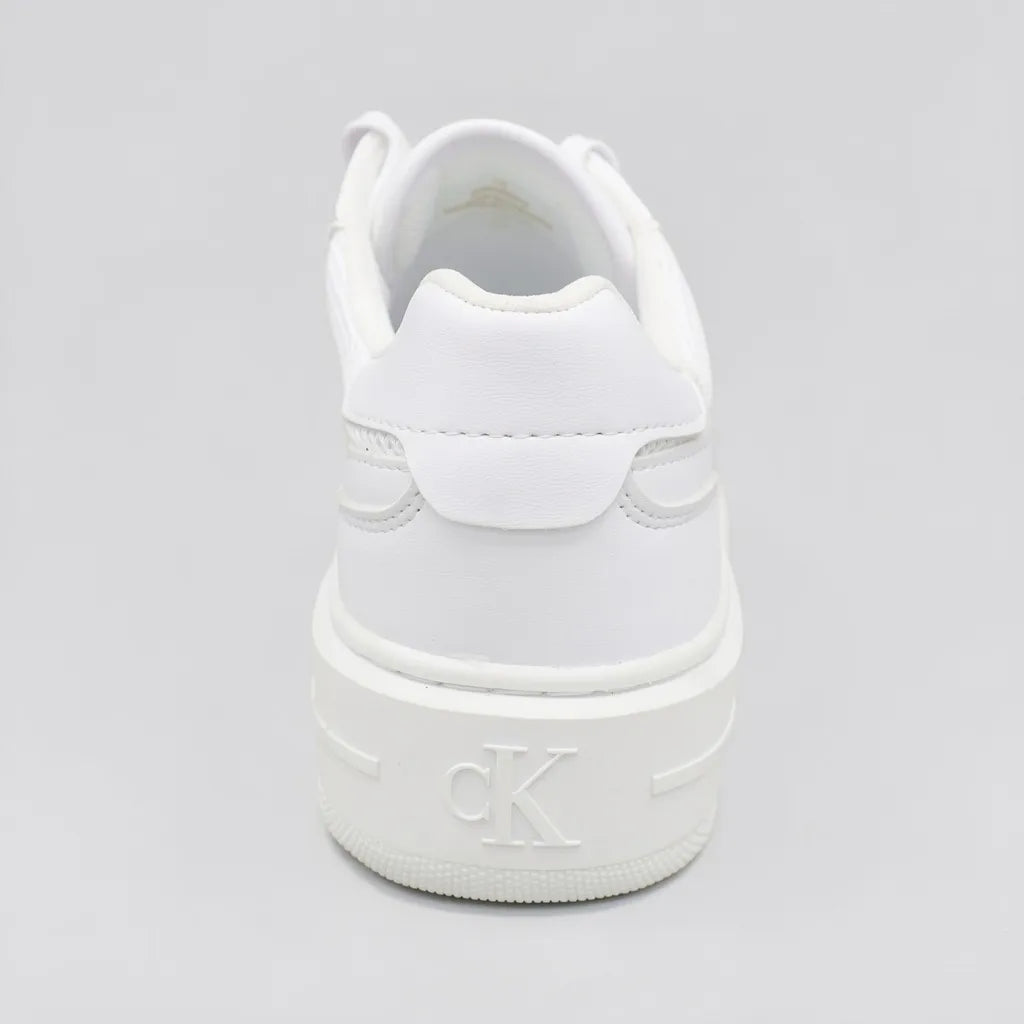 Calvin Klein Tenis Plataforma Blanco Diseño CK Negro Lengüeta y Lateral Suela Blanca | Photo Studio AI | 4