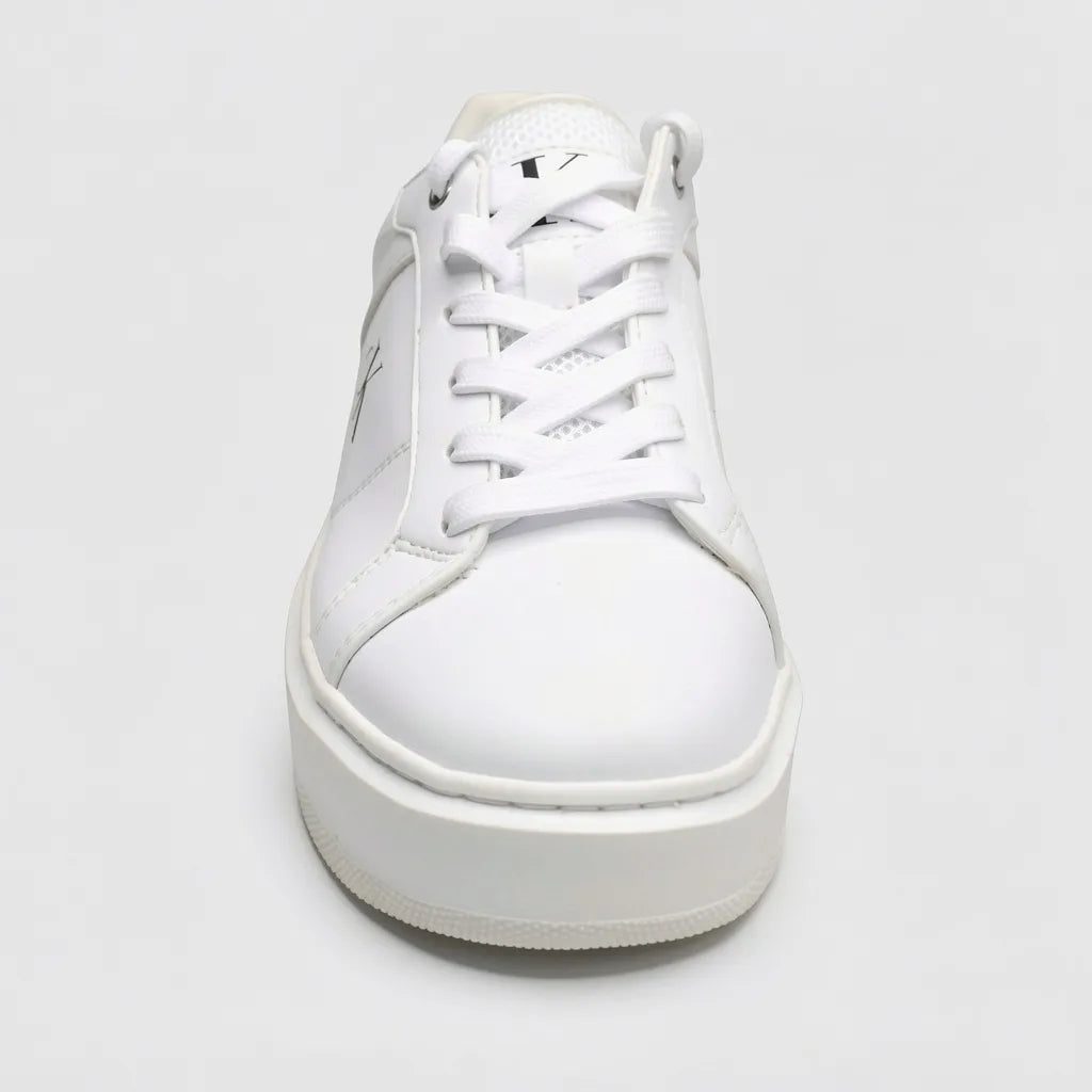 Calvin Klein Tenis Plataforma Blanco Diseño CK Negro Lengüeta y Lateral Suela Blanca | Photo Studio AI | 5