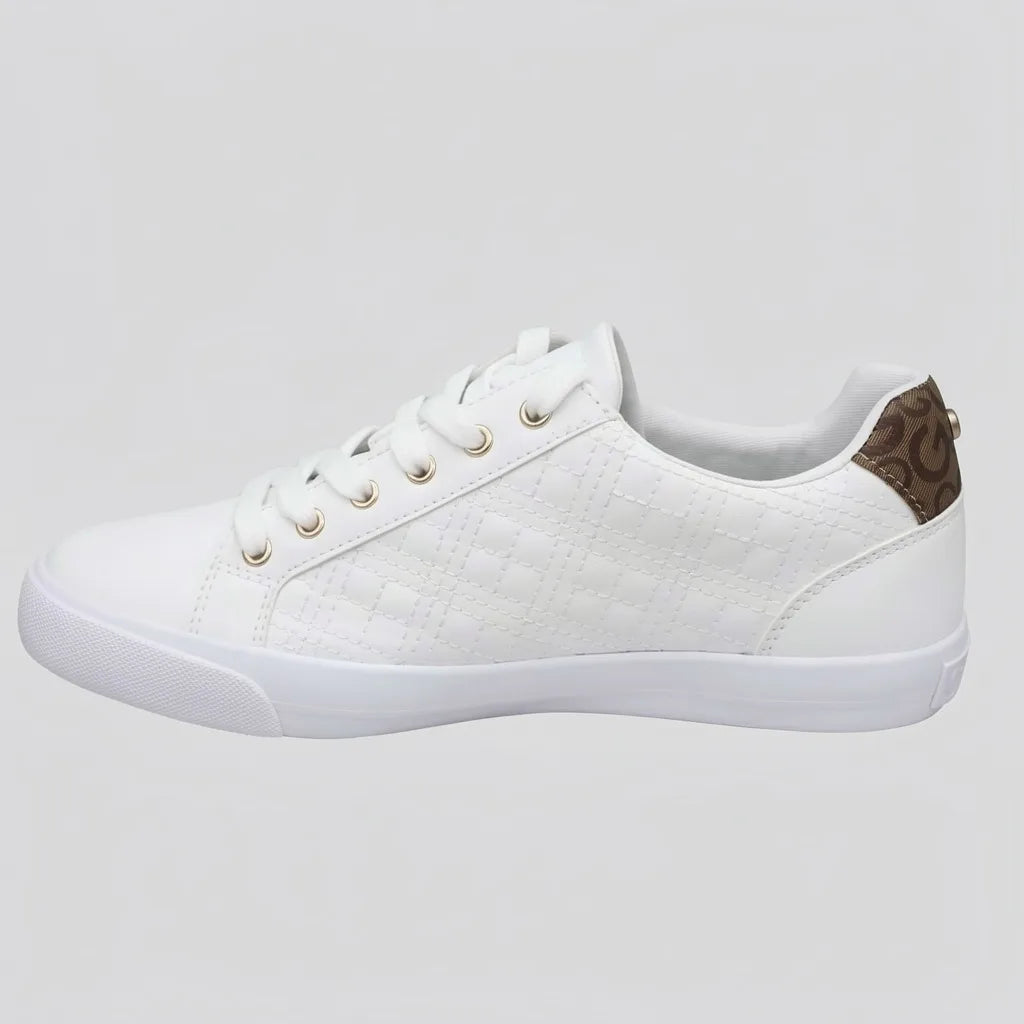 GBG Tenis Moderno Blanco Cosido Café Oscuro Talón Suela Blanca | Photo Studio AI | 2