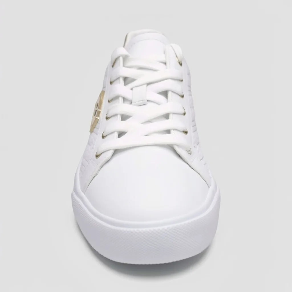 GBG Tenis Moderno Blanco Cosido Café Oscuro Talón Suela Blanca | Photo Studio AI | 4