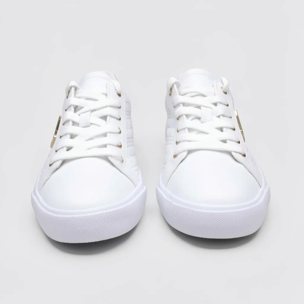 GBG Tenis Moderno Blanco Cosido Café Oscuro Talón Suela Blanca | Photo Studio AI | 5