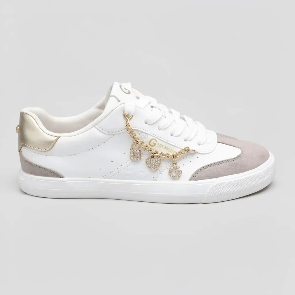 GBG Tenis Moderno Blanco Dijes Dorado Lateral Suela Blanca | Photo Studio AI | 1