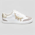 GBG Tenis Moderno Blanco Dijes Dorado Lateral Suela Blanca | Photo Studio AI | 1