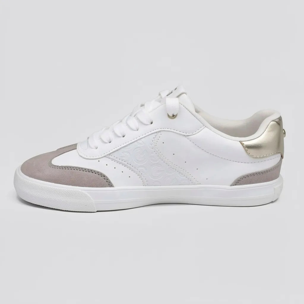 GBG Tenis Moderno Blanco Dijes Dorado Lateral Suela Blanca | Photo Studio AI | 2