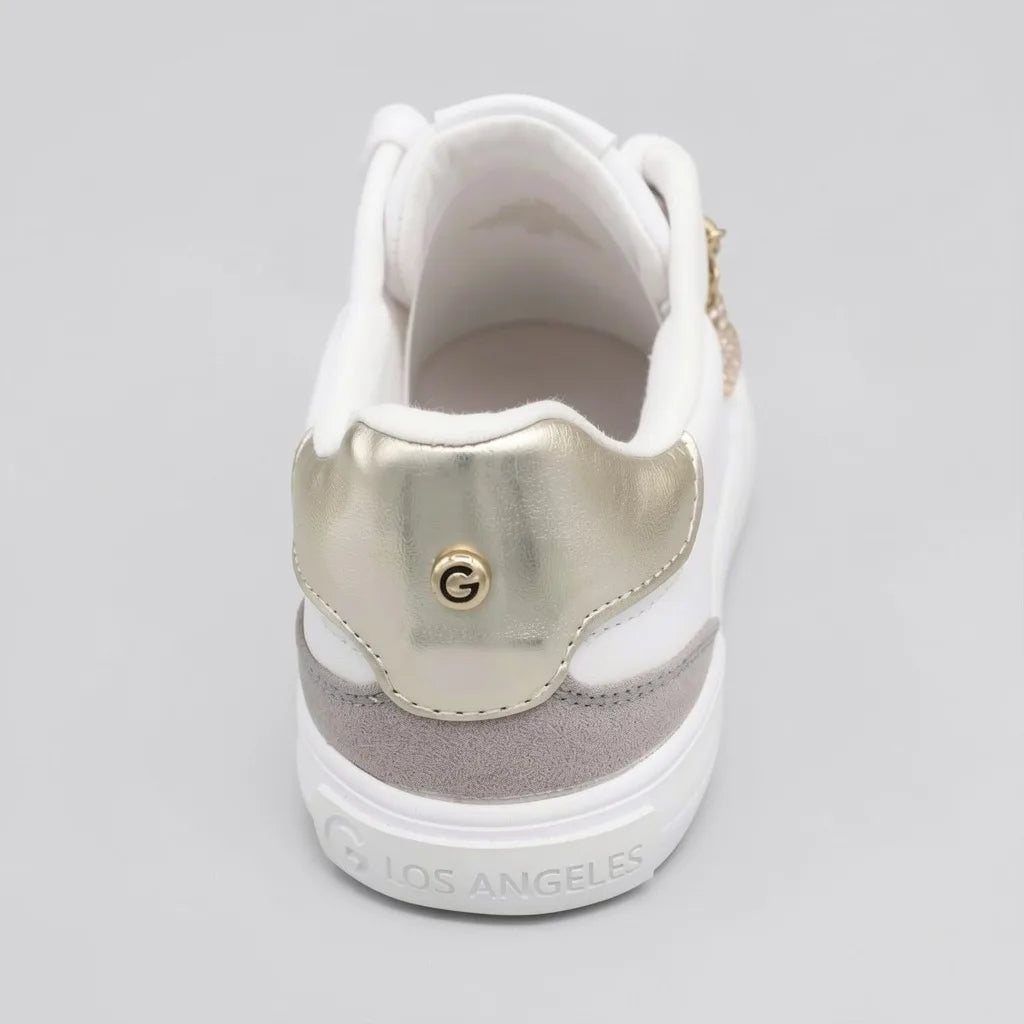 GBG Tenis Moderno Blanco Dijes Dorado Lateral Suela Blanca | Photo Studio AI | 3