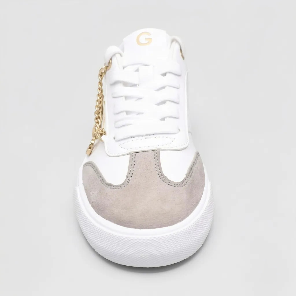 GBG Tenis Moderno Blanco Dijes Dorado Lateral Suela Blanca | Photo Studio AI | 4
